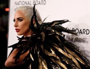 Lady Gaga reveló que fue víctima de abuso sexual cuando iniciaba su carrera en la música. Desde entonces ha tomado vocería en defensa de los derechos de las mujeres.