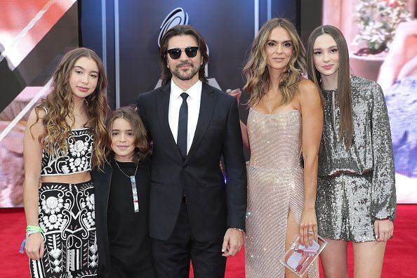 Juanes, su esposa y sus hijos