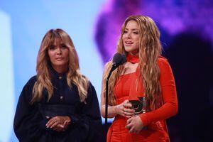 Shakira recibió el premio de "Agente de cambio" por la manos de la cantante puertorriqueña Kany García.