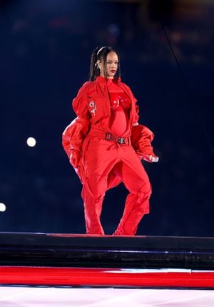 Rihanna se presenta en el escenario durante el Apple Music Super Bowl LVII Halftime Show en el State Farm Stadium el 12 de febrero de 2023 en Glendale, Arizona. (Foto de Gregory Shamus/Getty Images)