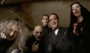Una de las películas para disfrutar en Acción de Gracias es Addams Family Values