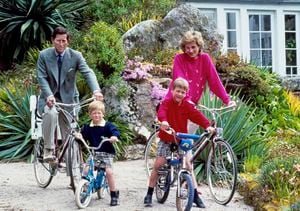 En esta foto de archivo del 1 de junio de 1989, el príncipe Carlos y la princesa Diana de Gran Bretaña y sus hijos, los príncipes William, derecha, y Harry comienzan un paseo en bicicleta, alrededor de la isla de Tresco, una de las Islas Sorlingas, ubicada en el extremo suroeste. de Gran Bretaña. Como se sabe, Harry se distanció de la familia real junto con su esposa Meghan Markle y desde ahí su relación con el príncipe Carlos y su hermano William se deterioró rápidamente.