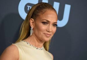 ARCHIVO - En esta foto del 12 de enero de 2020, Jennifer Lopez llega a la 25ta entrega anual de los Critics' Choice Awards en Santa Mónica, California. (Foto por Jordan Strauss/Invision/AP)