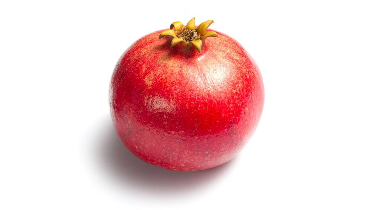 La granada es una fruta que se caracteriza por los polifenoles que pueden prevenir el daño neuronal. Foto: Getty Images.