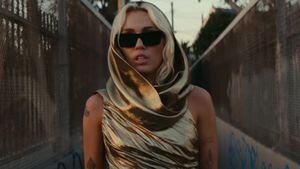 Miley Cyrus en el video de la canción "Flowers".