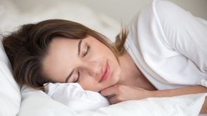 Mujer joven con cara hermosa durmiendo bien en sábanas de algodón blanco y almohada suave durmiendo en una cama cómoda y acogedora en casa o en el hotel disfrutando de una siesta saludable descansando lo suficiente para una buena relajación
