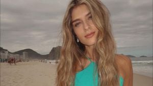 Laura Tobón en las playas de Brasil con un llamativo bikini azul