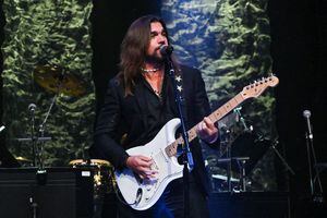 LOS ANGELES, CALIFORNIA - FEBRUARY 04: Juanes performs onstage during the Pre-GRAMMY Gala & GRAMMY Salute to Industry Icons Honoring Julie Greenwald and Craig Kallman on February 04, 2023 in Los Angeles, California. (Photo by Lester Cohen/Getty Images for The Recording Academy)