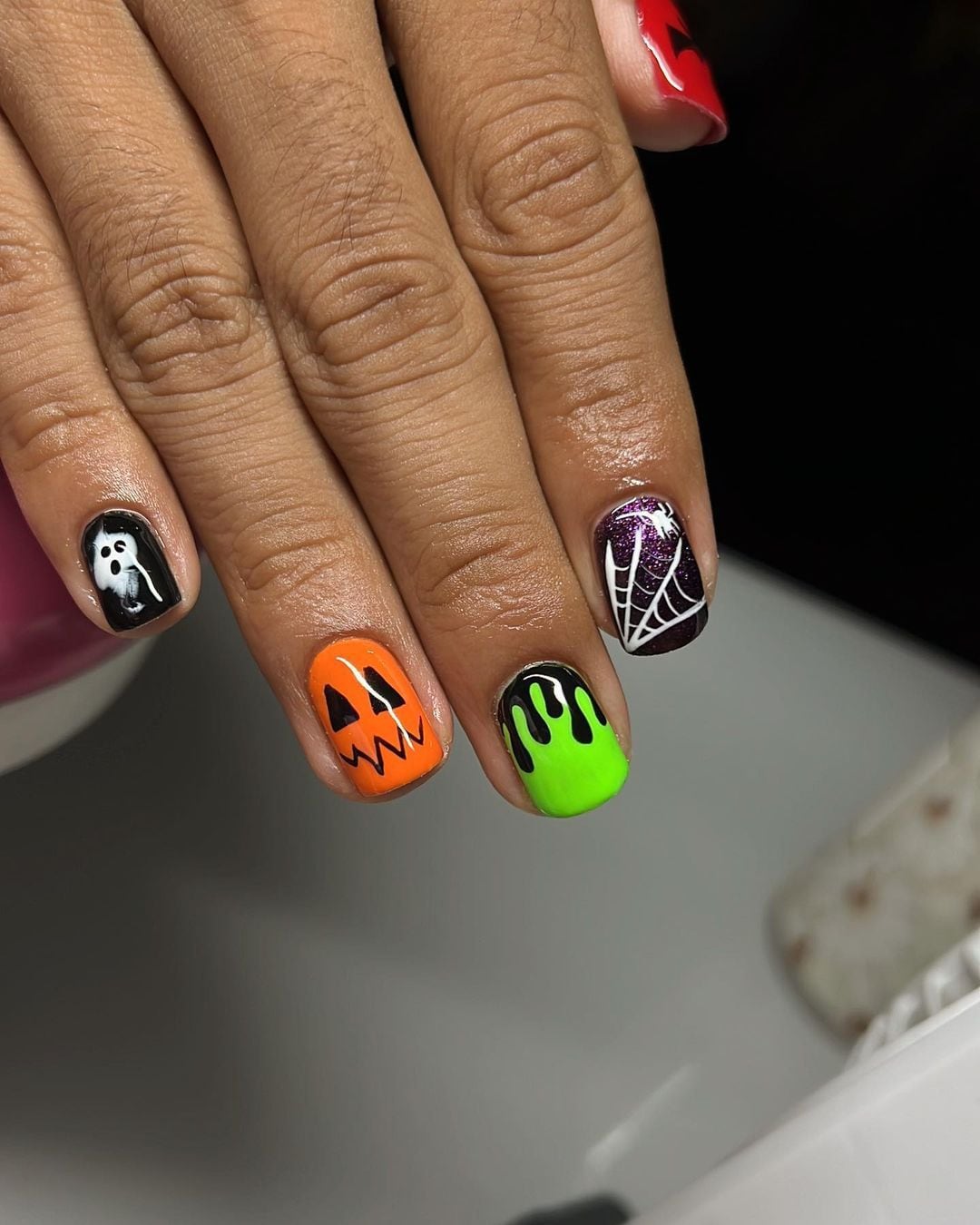 Más diseños de uñas para Halloween.