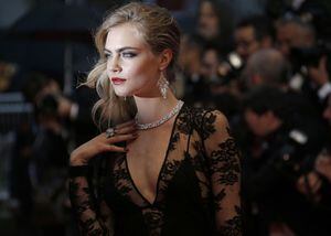 La modelo favorita del momento, Cara Delevigne  optó por un sexy vestido de encaje de Burberry dress y joyas Chopard.  Foto AP