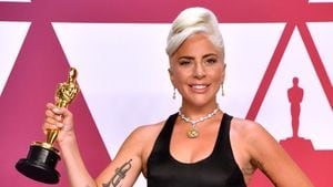 Lady Gaga posa con el premio a la Mejor Canción Original por "Shallow" en la sala de prensa durante Hollywood y Highland el 24 de febrero de 2019 en Hollywood, California.