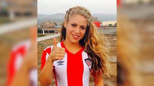 Shakira luciendo una camiseta del Junior de Barranquilla.