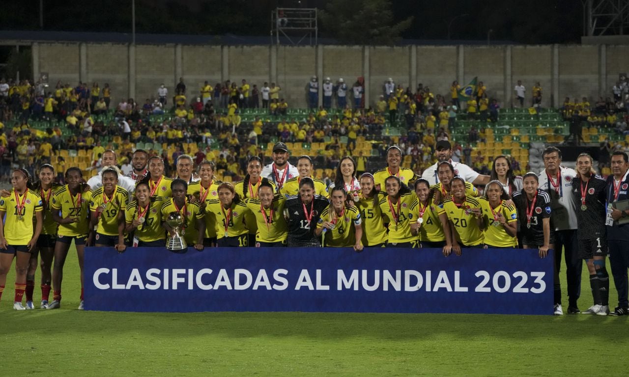 Colombia's players pose for a team picture after losing the women's Copa America final soccer match against Brazil in Bucaramanga, Colombia , Saturday, July 30, 2022. (AP/Dolores Ochoa)