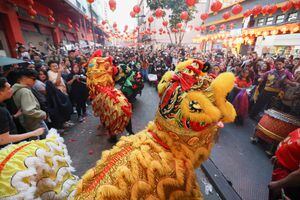 La gente participa en el desfile del dragón durante las celebraciones del año Nuevo Lunar Chino del Conejo en el Barrio Chino en la Ciudad de México, México 22 de enero de 2023.