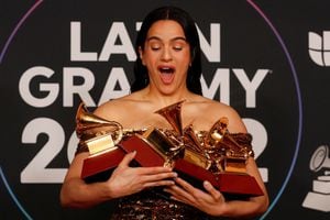 Rosalía posa con sus premios en la sala de fotos durante la 23ª entrega anual de los Premios Grammy Latinos en Las Vegas, Nevada, EE. UU., 17 de noviembre de 2022.