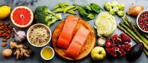 La dieta nórdica incluye una cantidad significativa de verduras, frutas y pescados como el salmón.