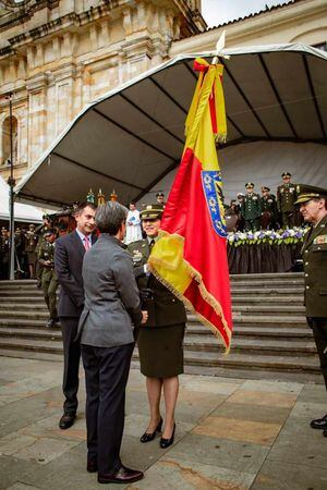 General Sandra Hernández recibiendo la bandera de Bogotá de la mano de la alcaldesa, Claudia López.