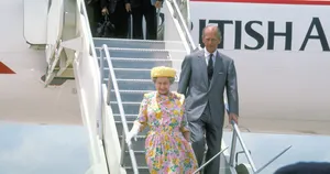 La reina Isabel II y el Duque de Edimburgo saliendo de un Concorde en 1991 en una base militar estadounidense en Texas.