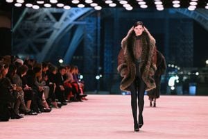 Una modelo camina por la pasarela durante el desfile Saint Laurent Womenswear Otoño/Invierno 2022-2023 como parte de la Semana de la Moda de París el 01 de marzo , 2022 en París, Francia.