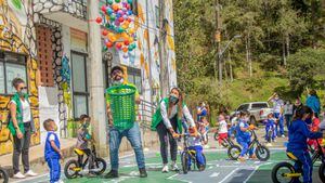 Estudiantes junto a miembros del equipo de 'Antioquia en Bici'