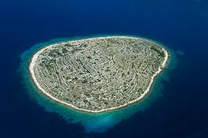 Vista aérea de la isla de Baljenac, ubicado en el adriático croata.