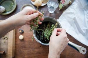 Esta hierba aromática ayuda a combatir cólicos y dolores de estómago, así como a regular el tránsito intestinal.