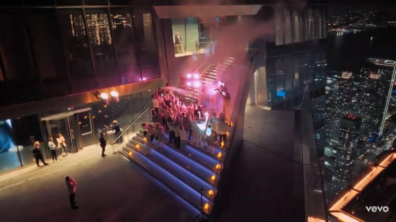 Al final del video Procura, con el que el cantante colombiano presentó la emocionante noticia, se puede ver cómo en medio de una reunión sus amigos les prenden luces rosas, lo que indica el artista está esperando una niña.