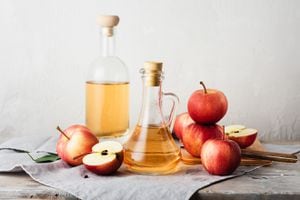 El vinagre de manzana es saludable para mantener los niveles de azúcar en indicadores buenos.