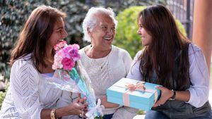 Varias personas buscan el regalo ideal para el Día de la Madre.