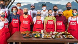 Cocineros de diferentes regiones del departamento de Antioquia muestran algunos de sus platos típicos.