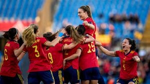 lexia Putellas de España celebra después de marcar un gol durante el partido amistoso internacional femenino entre España y Brasil en el Estadio José Rico Pérez el 07 de abril de 2022 en Alicante, España.