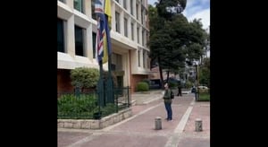 "Solo hay una persona", le dan palo a Noticias Caracol por video en embajada británica en Bogotá