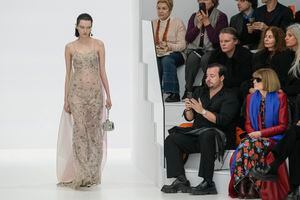 Una modelo luce una creación como parte de la colección Fendi Haute Couture Primavera-Verano 2023, con Anna Wintour, a la derecha, presente en París, el jueves 26 de enero de 2023. 