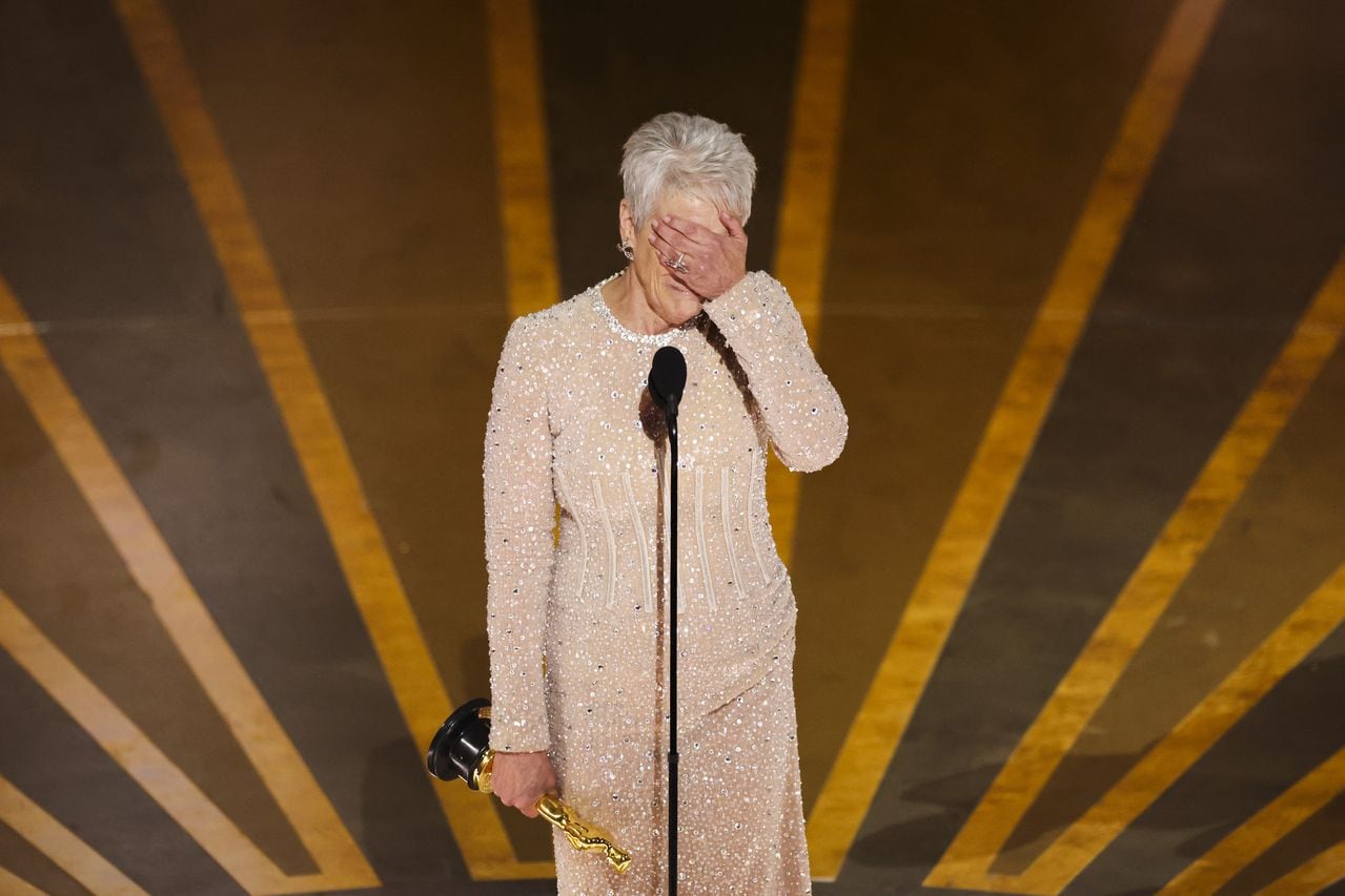 Jamie Lee Curtis no ocultó su emoción al recibir al Óscar.