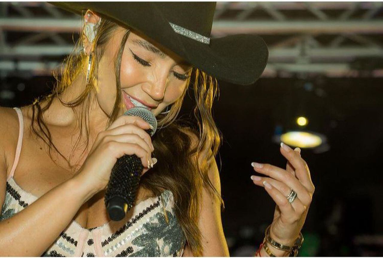 Paola Jara está de lanzamiento, su nueva canción se llama ¿dónde estabas tú?. La cantante estuvo acompañada de su esposo, Jessi Uribe.
