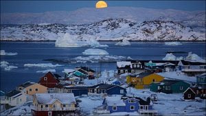 El primer sol naciente después de tres meses de total oscuridad, produce expectación en esta parte de Groenlandia. La vida de los próximos meses transcurrirá bajo un cielo teñido de púrpura, y un sol tímido y suave.