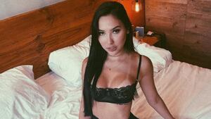 Aída Victoria Merlano posa con poca ropa muy sensual sobre la cama y de manera sugestiva en redes sociales.
