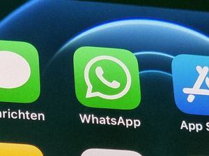 20 de mayo de 2021, Berlín: La aplicación de WhatsApp en un iPhone 12. Las nuevas regulaciones de privacidad del servicio de chat han estado provocando acaloradas discusiones desde principios de 2021. Los usuarios que no estén de acuerdo con la actualización inicialmente podrán acceder a WhatsApp sin restricciones. Sin embargo, después de algunas semanas con advertencias, la pérdida gradual de funciones importantes seguirá con el Messenger. Foto: Christoph Dernbach / dpa (Foto de Christoph Dernbach / picture alliance a través de Getty Images)