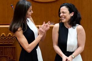 MERIDA, SPAIN - MAY 04: Queen Letizia of Spain (L) and Inmaculada Vivas Teson (R) attend the 'Reina Letizia 202' awards at the Asamblea de Extremadura on May 04, 2022 in Merida, Spain. (Photo by Carlos Alvarez H.#ED STILLS/Getty Images)