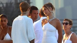 Hailey Bieber usando un vestido de la marca colombiana Maygel Coronel en la fiesta de celebración del 4 julio organizada por Michael Rubin