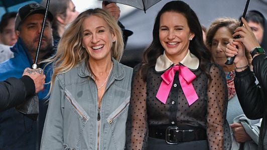 NEW YORK, NEW YORK - OCTOBER 05: Sarah Jessica Parker and Kristin Davis are seen on the set of "And Just Like That..." Season 2 the follow up series to "Sex and the City" on October 05, 2022 in New York City. (Photo by James Devaney/GC Images)