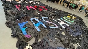 Activistas franceses protestan contra la moda rápida
