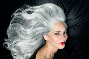 Foto referencia sobre mujer con cabello gris con apariencia de canas.