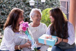 Varias personas buscan el regalo ideal para el Día de la Madre.