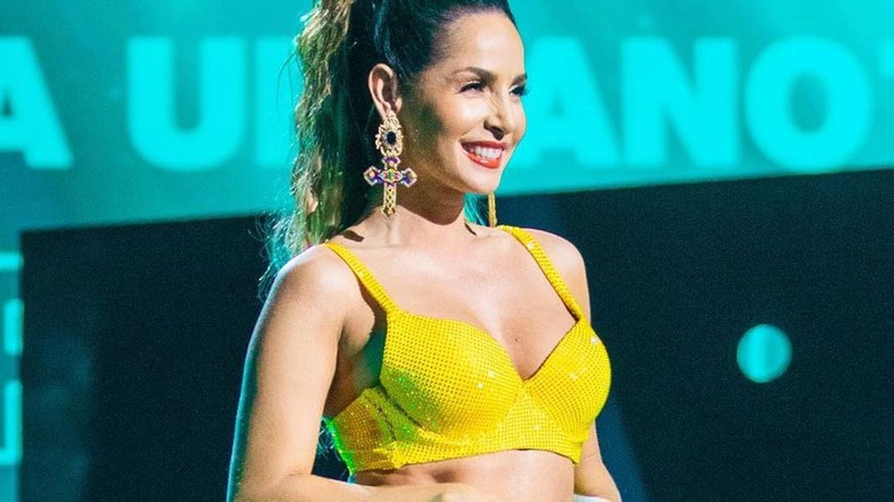 Carmen Villalobos como presentadora de los premios "Tu Música Urbano"