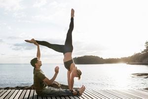 Practicar yoga con tu pareja puede fortalecer tus relaciones