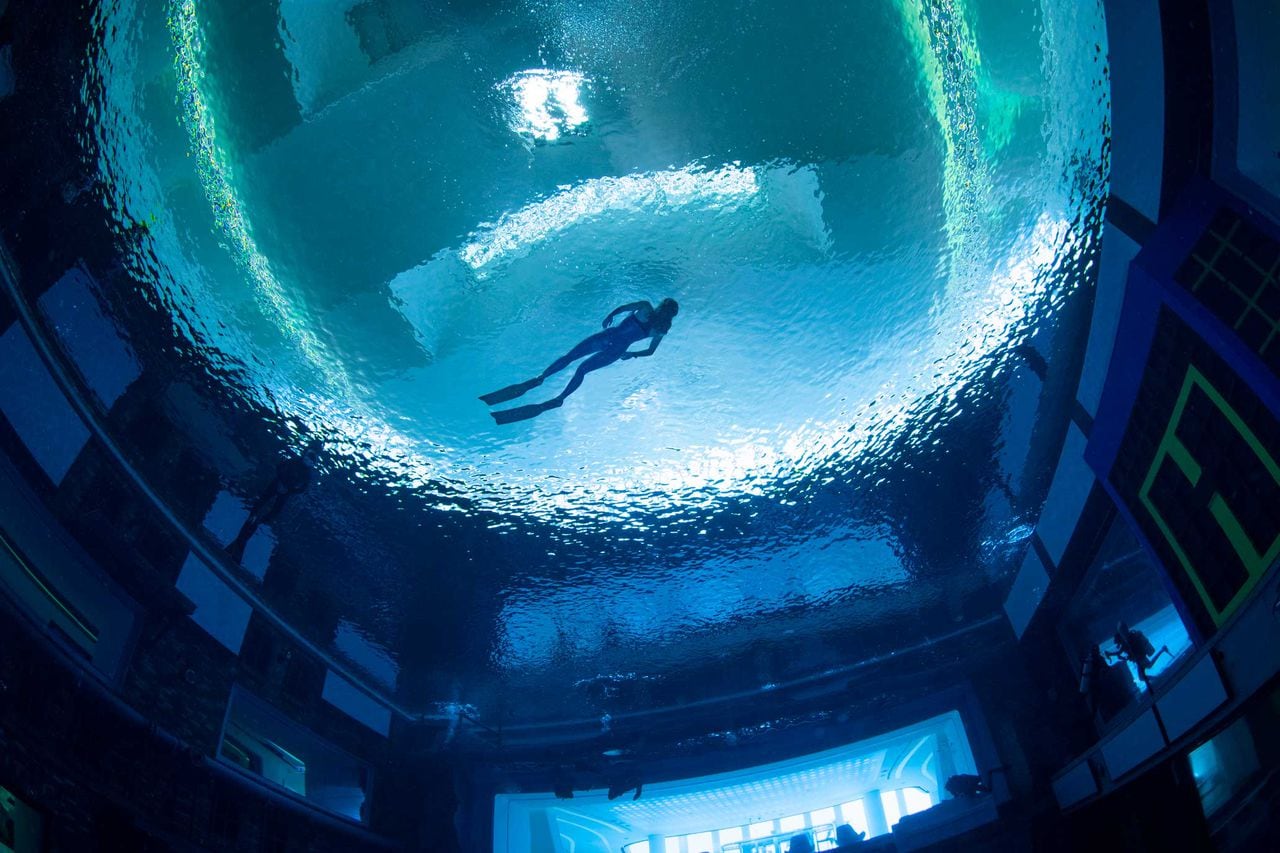 Deep Dive Dubái, la piscina más grande del mundo.