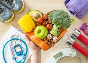 Estilo de vida saludable con dieta cetogénica, comer alimentos cetogénicos limpios, dieta de buena salud en un plato para el corazón con ejercicio corporal aeróbico, clase de entrenamiento en el gimnasio, báscula y calzado deportivo en el gimnasio
