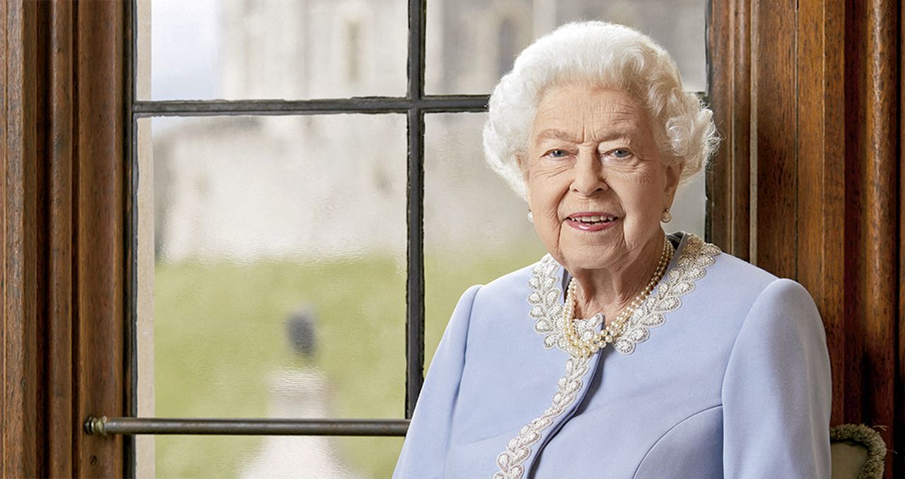     La casa real lanzó este nuevo retrato oficial de su majestad con motivo del Jubileo de Platino.