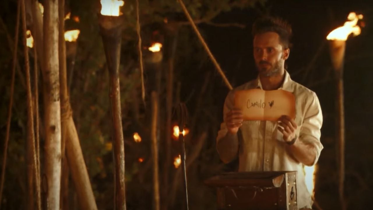 Momento en el que Tatán Mejía muestra el voto contra Camilo Sánchez en "Survivor: la isla de los famosos".